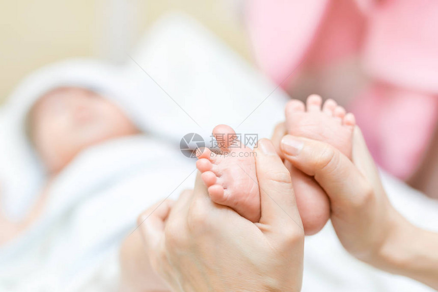 母亲为婴儿做脚按摩图片