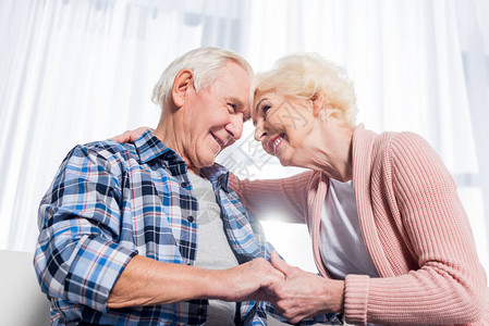 快乐的老年情侣低角度视角互相看图片