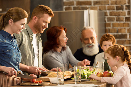多代幸福多代家庭一起在厨房准图片