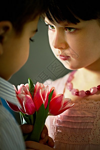 漂亮的女孩给男孩送花图片