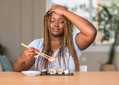 非洲女吃寿司时图片