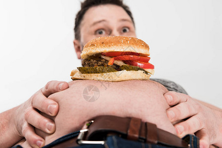 体重超的男人肚子吃汉堡图片