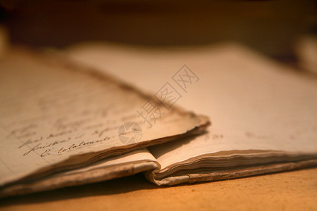 旧书笔记本上的旧手写笔记图片