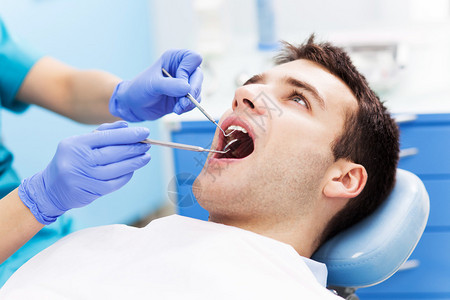 在牙医那里检查牙齿的人背景图片
