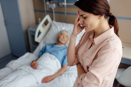 有选择地关注在医院里有病母亲背着景躺在床上的图片