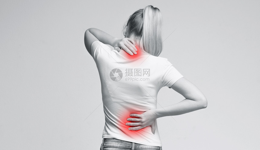 女人抚摸疼痛的颈部和背部图片