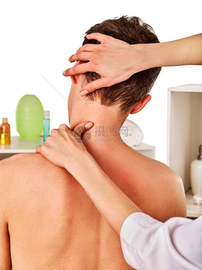 在spa沙龙为女提供肩颈按摩医生在康复中心做治疗加强关节在好诊所后视图消除运图片