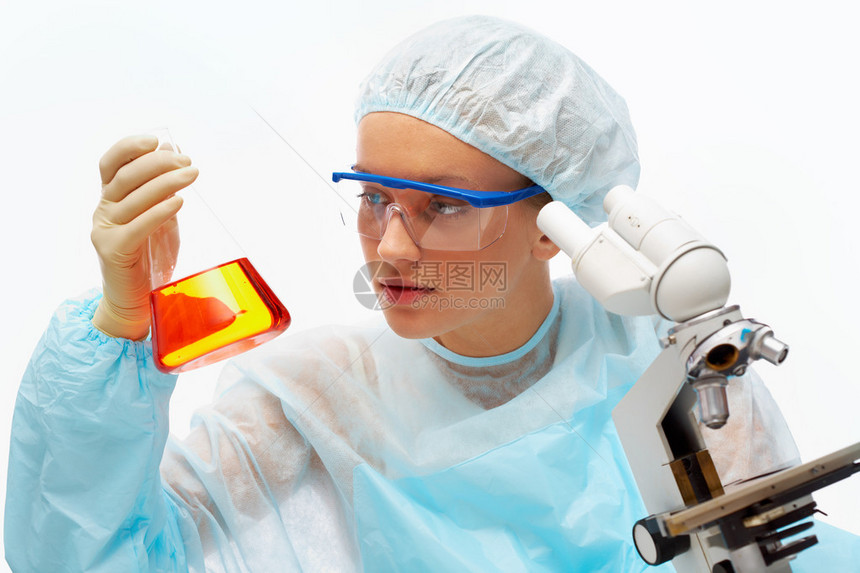 医科学生在实验室附近用显微镜观图片