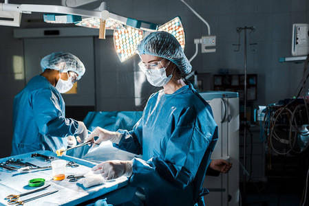 外科医生在手术室做手术和护士把卫生棉图片