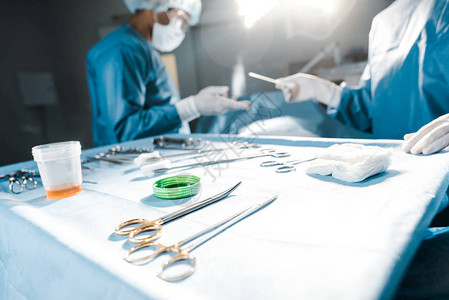 在手术室为外科医生提供医疗设备的护士有选择重图片