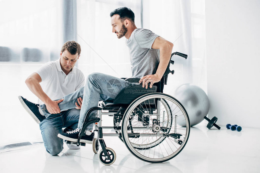 轮椅残疾男子的生理治疗图片
