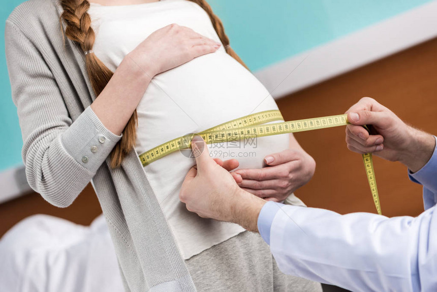 医院孕妇腹部测量医生的裁剪图片