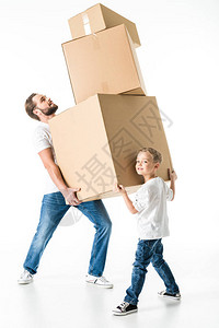 父亲和儿子带着纸板盒搬到新房子背景图片