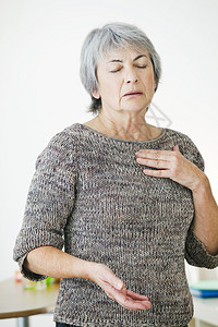 BREATHLESSNESS女呼吸不足高清图片