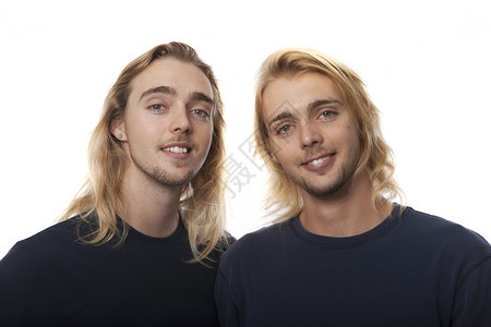 双胞胎兄弟的肖像图片