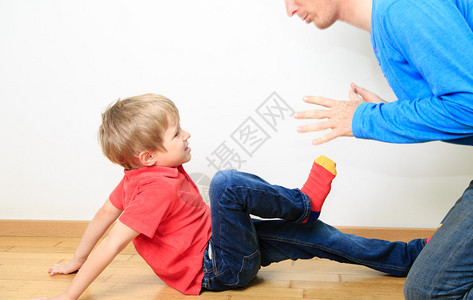 父亲和儿子冲突图片