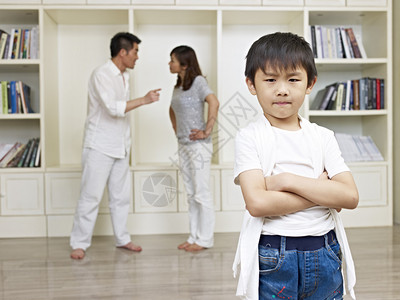 6岁的亚洲男孩背景是吵架的父母图片