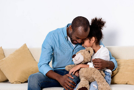 African美国父亲拥抱女儿图片