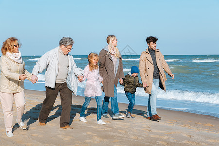 多代人大家庭大家族在海滨一起图片