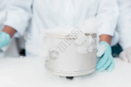 科学家在化学实验室用干冰做实验的图片