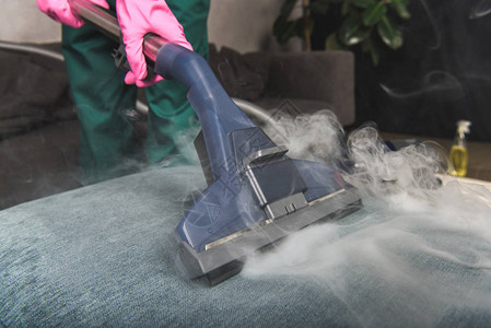 用吸尘清洁热蒸汽清洁概念清洗沙发图片