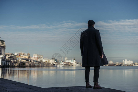 孤独的人站在河岸上望着远方图片