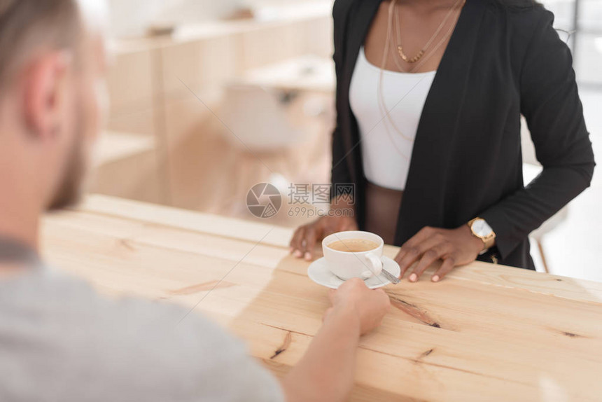 给咖啡馆的非裔美籍女喝咖啡的图片