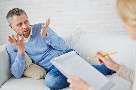 沙发上的疑心男人告诉他的心理医图片