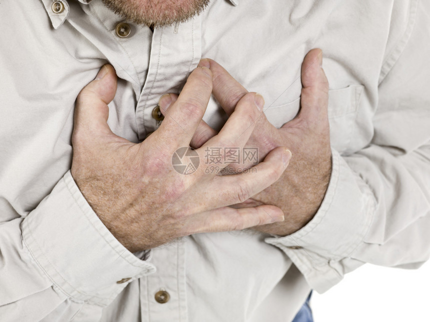 一名持胸的老人因心脏病发作图片