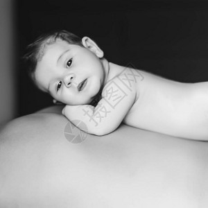 躺在父亲背上的男婴黑白肖像图片
