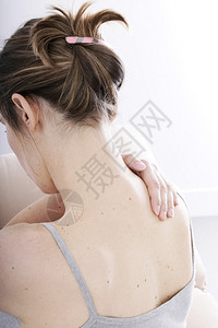 女肩痛图片