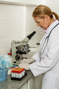 在实验室看显微镜的女人图片