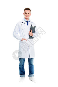 白衣男医生带听诊镜和诊断图片