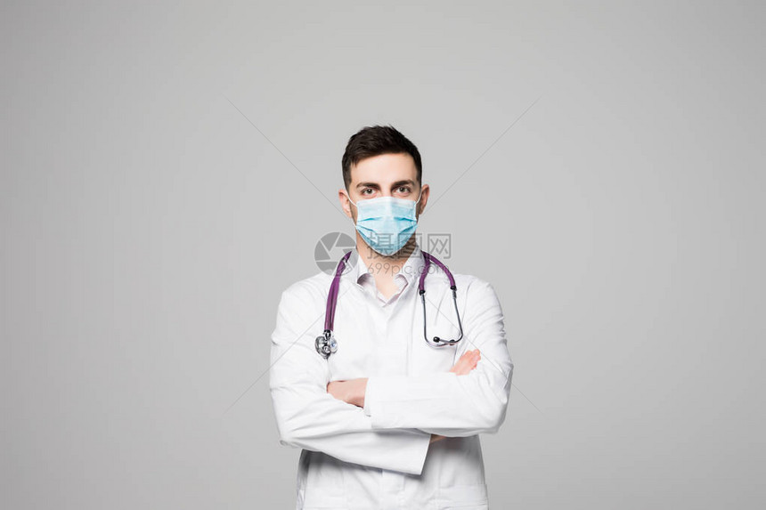 年轻医生戴面罩身着白衣与白衣图片