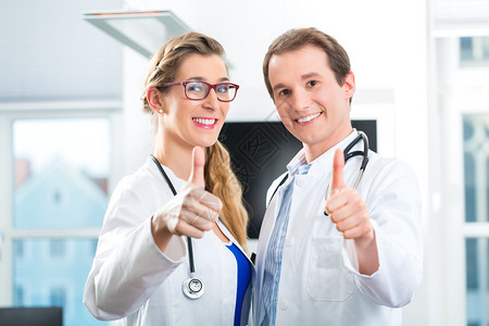 医生男和女站在诊所或医生办图片
