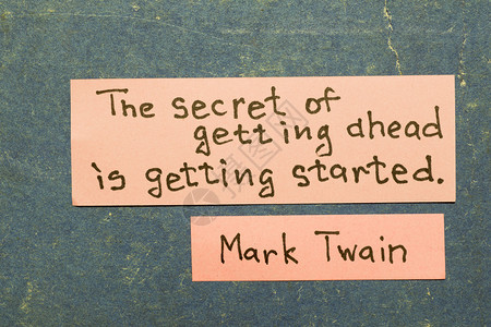 出人头地的秘诀是开始美国著名作家马克吐温用复古纸箱板上的粉红色图片