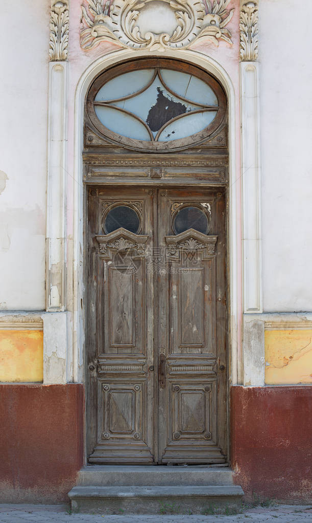 棕色的旧门在古老房子和Stuc图片
