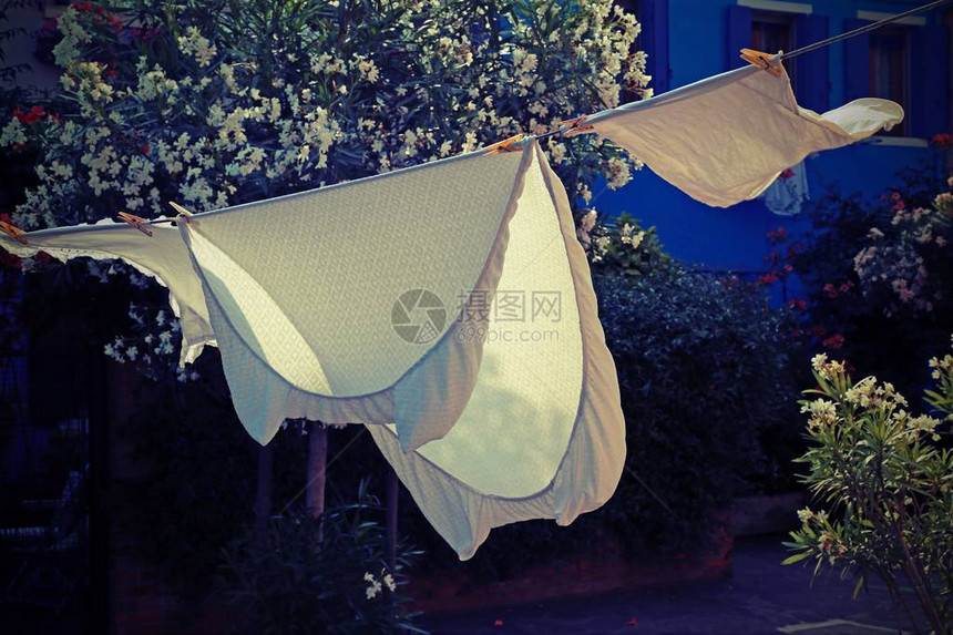 在地中海地区一个小村庄里床单在阳光图片