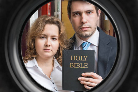 耶和华见证人在门后看圣经背景图片