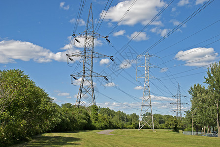 高压输电线路和铁塔图片