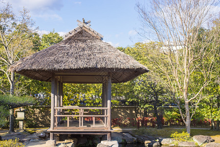 花园里的日式木屋图片