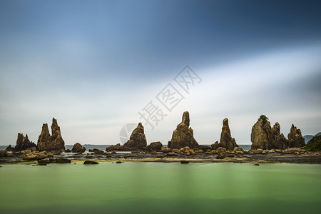 日本和歌山县串本海岸的Hashiguiiwa巨石图片