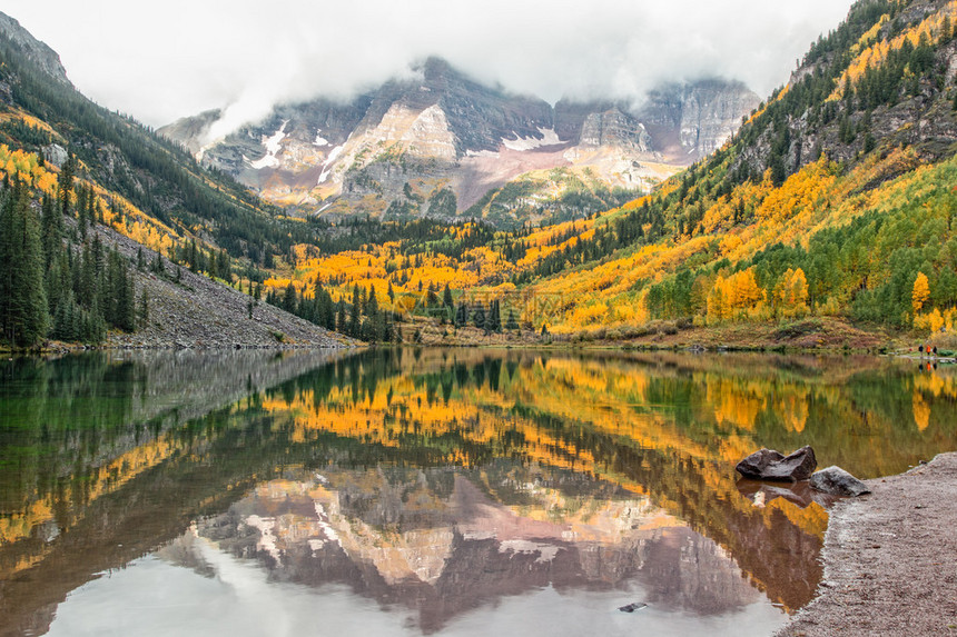 秋天科罗拉多州白杨的栗色钟声的美景图片