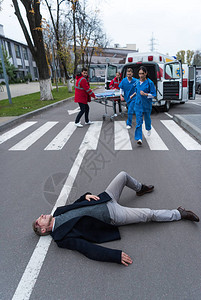 救伤者在街上奔来帮助受伤男图片