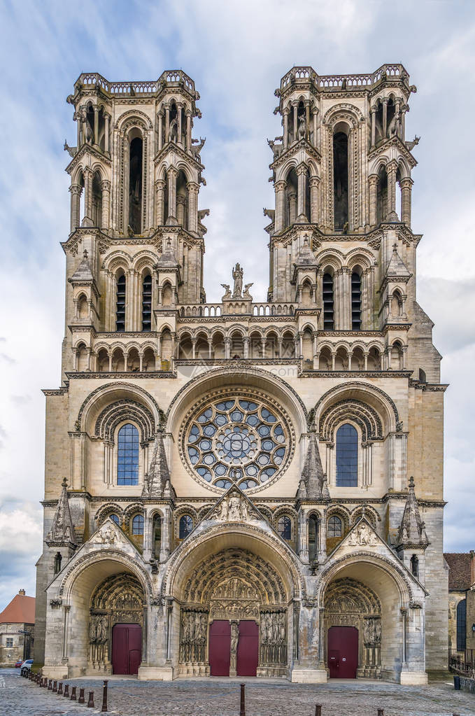 拉昂大教堂是位于法国皮卡第拉昂的12世纪和13世纪哥特式建筑最重要的例图片