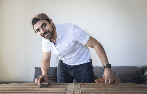 阿拉伯男子在茶叶木桌图片