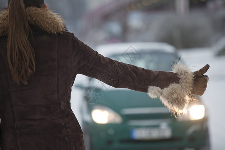 穿着大衣的女人试图片