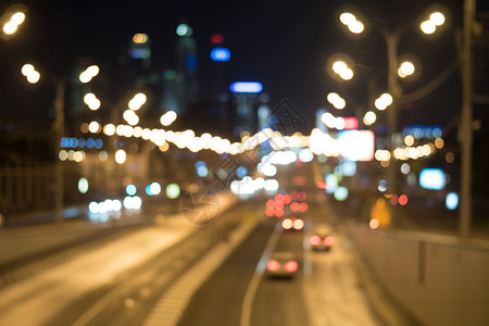 夜间减少公路交通的注意力城市灯和汽图片