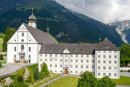瑞士阿尔卑斯山上的英格堡修道院图片