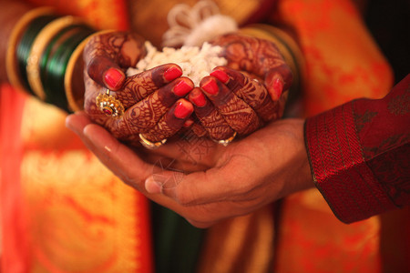 在印度教婚礼的传统仪式中新郎图片
